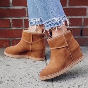 NWT UGG femme wedge boots